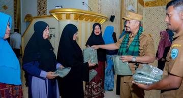 Pemkab Buton Tengah Beri Seragam Untuk Majelis Taklim