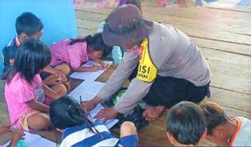 Kanit Binmas Polsek Lasalimu Ajari Anak Baca Tulis
