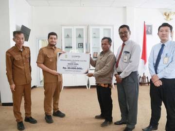 Sinergi Pembangunan, Bupati Buton Salurkan CSR Bank Sultra   