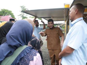 Bupati Buton Salurkan Bantuan Gerobak PLN Bagi UMKM