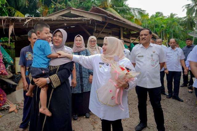 Usaha Arang Tempurung Berdayakan Perempuan Suku KAT