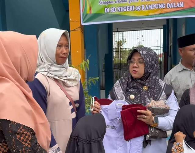 Bupati Siak Bagikan Seragam Gratis Libatkan Penjahit Lokal