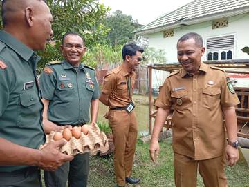 Koramil 01 Bengkalis Kembangkan Ayam Petelur dan Ikan 