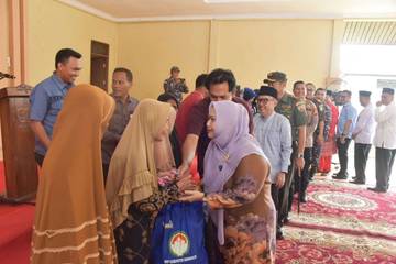 Bupati Kasmarni Safari Ramadan dan Serahkan Bantuan di Kecamatan Bengkalis