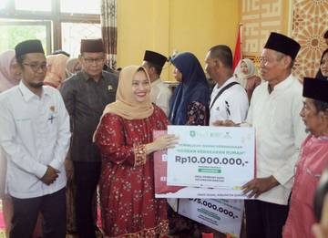 Bupati Kasmarni Safari Ramadan dan Serahkan Bantuan Sosial di Bantan