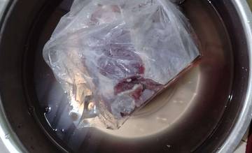  Cara Aman & Praktis Mencairkan Daging Beku di Rumah