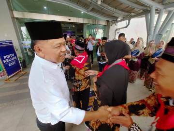 Bupati Meranti Sambut 96 Calon Haji di Batam