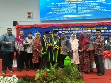 Guru Besar Unri Yanuar Balas Jasa Guru   