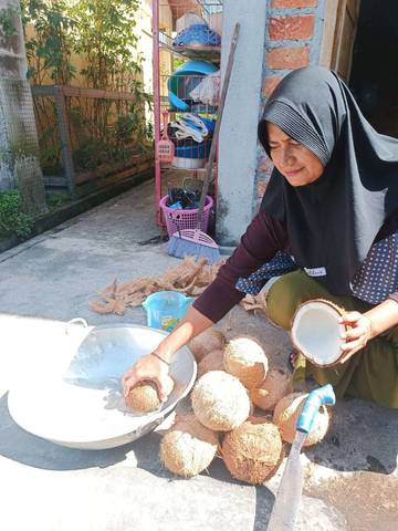 Yunisa Bertahan dengan Usaha Olahan Kelapa