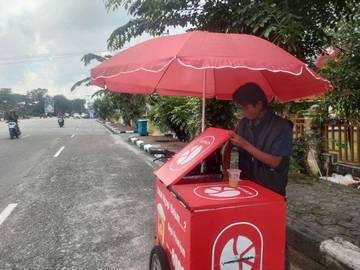 Arifin Tekuni Usaha Es Kopi Demi Pengalaman
