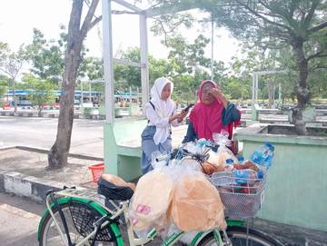 Semangat Tak Luntur, Nenek Penjual Keliling Tetap Berjualan