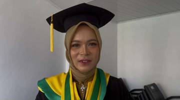 Maya Lulusan Predikat Terbaik, Kuliah Sambil Mengajar Ngaji