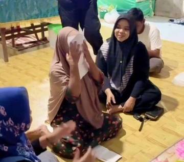 Diam-Diam Menabung, Anak Hadiahkan Umroh Untuk Ibu