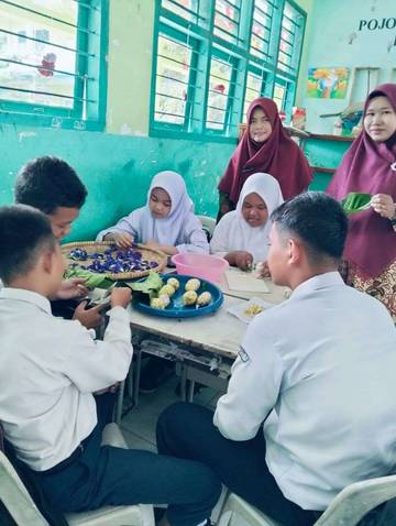 Siswa SMPN 1 Bantan Olah Bunga Telang 