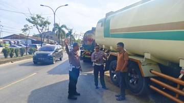 Truk Tanki Tabrak Tronton Parkir di Mandau