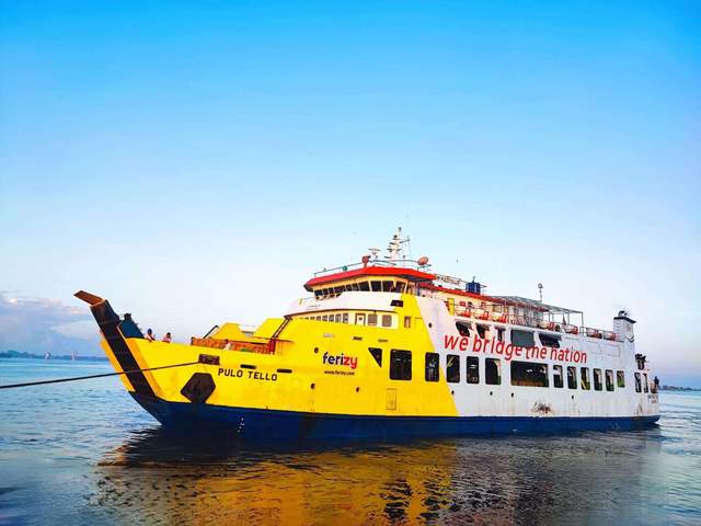 Kapal Ferry Pullo Tello Tujuan Enggano Docking