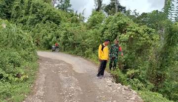 Babinsa Memantau Daerah Rawan Longsor