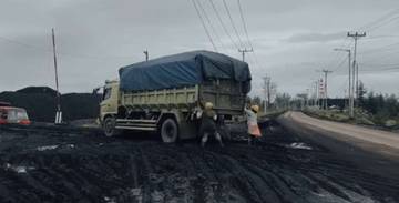 Pekerja Pembuka Terpal: Bertaruh Paru Demi Rupiah