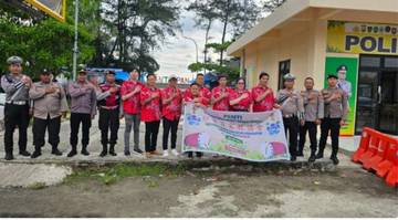 PSMTI Bengkulu Bagi Takjil Ramadan di Pantai Panjang