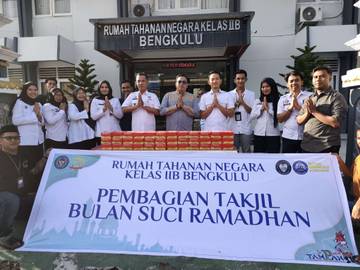 Rutan Bengkulu Bagikan Takjil Ramadan kepada Masyarakat