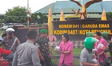 TNI-POLRI Bersinergi Berbagi Takjil untuk Masyarakat