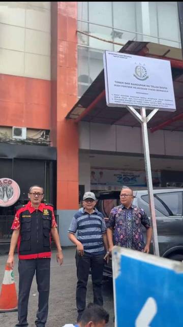 Kejati Bengkulu Pasang Papan Sita Mega Mall