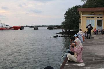Dermaga Pulau Baai Menjadi Tempat Rekreasi Remaja Sekitar 