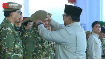 "Prabowo Rapikan Baret Sultan, Hangatkan Upacara Militer"