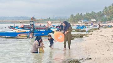 Akhir Pekan Pantai Pengubaian Kaur Ramai Didatangi Pengunjung