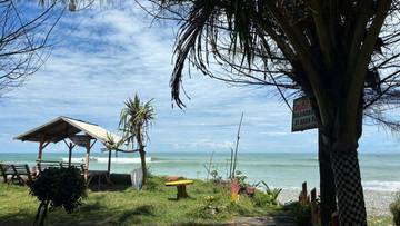 Wisata Coconut Beach Manna Tawarkan Ombak dan Keindahan