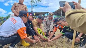 Desa Air Bening Resmikan Jalur Pendakian Bukit Daun