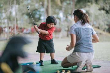 Melatih Anak Mengenal Olahraga Golf