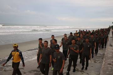 Jaga Kebugaran Prajurit, Danrem 041/Gamas Pimpin Jalan Santai