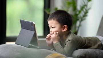 Bijak Mengelola Screen Time Anak Sesuai Usia