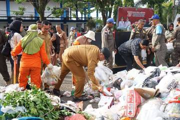 Pemkot Sesalkan Aksi Buang Sampah di Kantor WaliKota