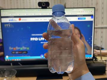 Pentingnya Minum Air Putih bagi Pekerja Kantor