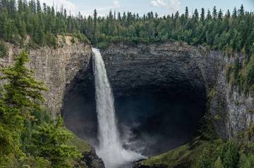 Pesona Air Terjun dalam "Mangkuk" Batu Raksasa