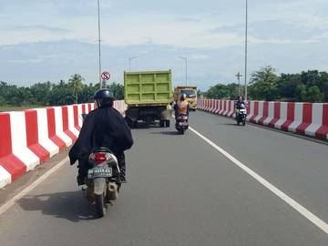 Pengendara Keluhkan Truk Batu Bara Melintas Siang Hari
