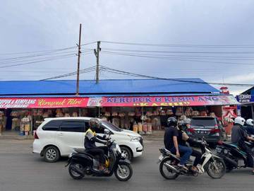 Pedagang Kerupuk Buka 24 Jam, Bertahan Demi Keluarga