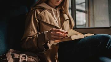 Rahasia Jatuh Cinta pada Buku