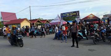 Anggota Polres Biak Numfor Beri Rasa Aman di Pasar Ramadan