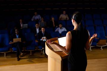 Mengelola Rasa Gugup dalam Public Speaking