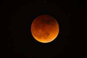 14 Maret 2025, Langit Malam Dihiasi Fenomena Worm Blood Moon