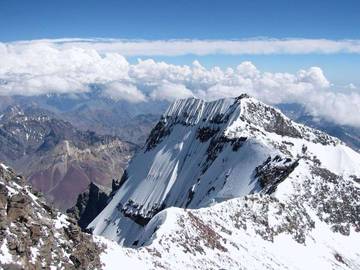 Carstensz Pyramid, Puncak Tertinggi Indonesia  Menyimpan Misteri Salju Tropis