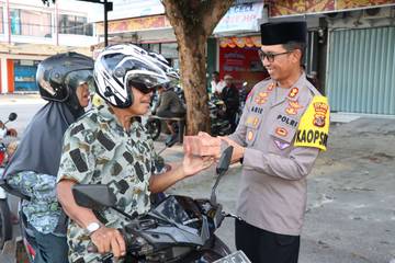 Tebar Kebaikan, Polres Biak Numfor Membagikan Ratusan Takjil