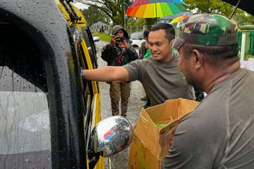 Berkah Ramadan,  Kodim 1708/BN Bagikan Takjil ke Pengguna Jalan