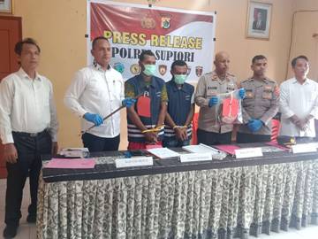 Polres Supiori Serahkan Tersangka Persetubuhan Anak  Dan Penganiayaan Ke-Kejaksaan