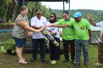 Wisatawan Mancanegara Menyaksikan Snap Mor di Biak