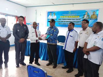 Bapenda Biak Serahkan SPPT PBB-P2  Percepat Pembayaran Pajak