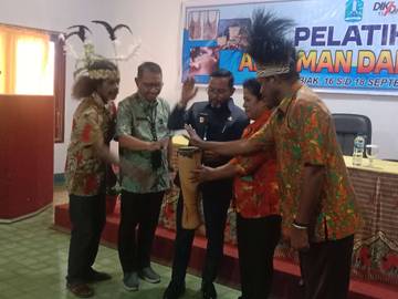 Disdikbud Biak Gelar Pelatihan Anyaman Ukiran Tingkatkan Kemampuan